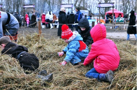 Святочные гуляния в КИТК ''Казачий Дон'', январь 2012. Дети играют в игру ''Найди игрушку в стоге сена''