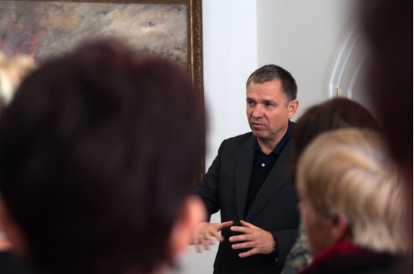 Игорь Владимирович Семёнов проводит экскурсию по «Покровскому подворью» 
