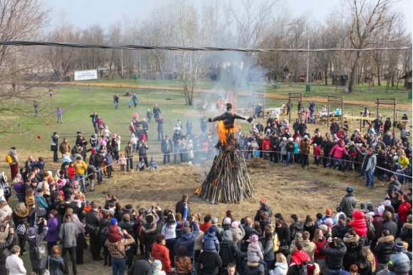 Традиция праздника - сожжением соломенного чучела